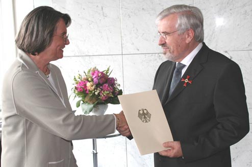 Wirtschaftsministerin christa Thoben verleiht Kurt Ehrke das bundesverdienstkreuz