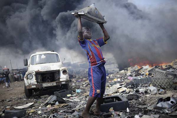 Das Siegerbild zeigt einen Jungen auf der Giftmüllhalde in der Nähe von Ghanas Hauptstadt Accra