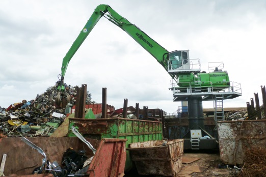 Einen elektrisch betriebenen Sennebogen 850 R Spezial setzt Max Becker Trading für die Schrottsortierung und Beschickung der großen Schrottschere auf ihrem Betriebsgelände im Köln-Niehler Hafen ein.