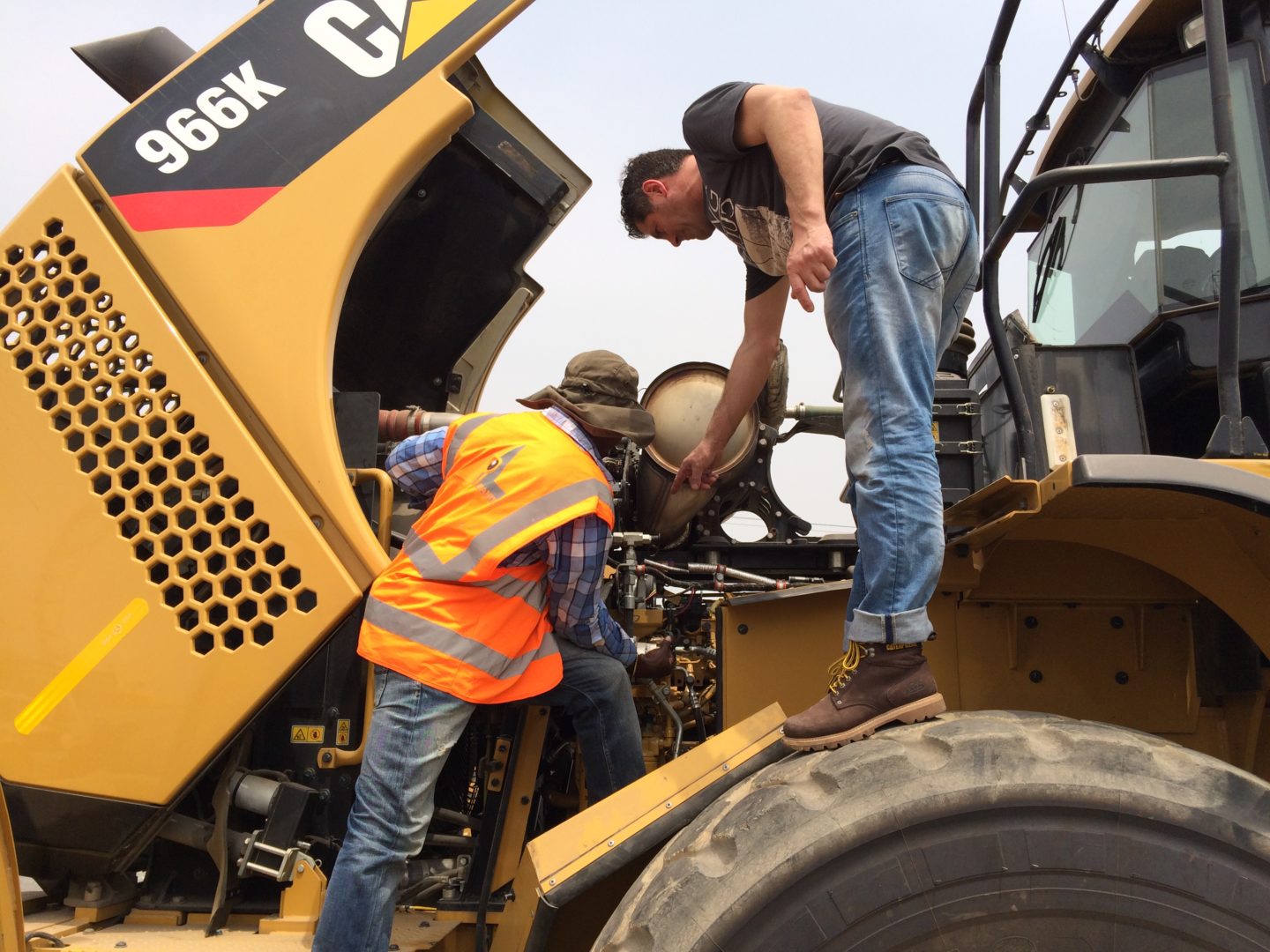Beim Eintreffen des Radladers in Ghana wird sein Innenleben inspiziert, schließlich hat die Baumaschine einen Rückbau aufgrund der Motorentechnik erfahren.