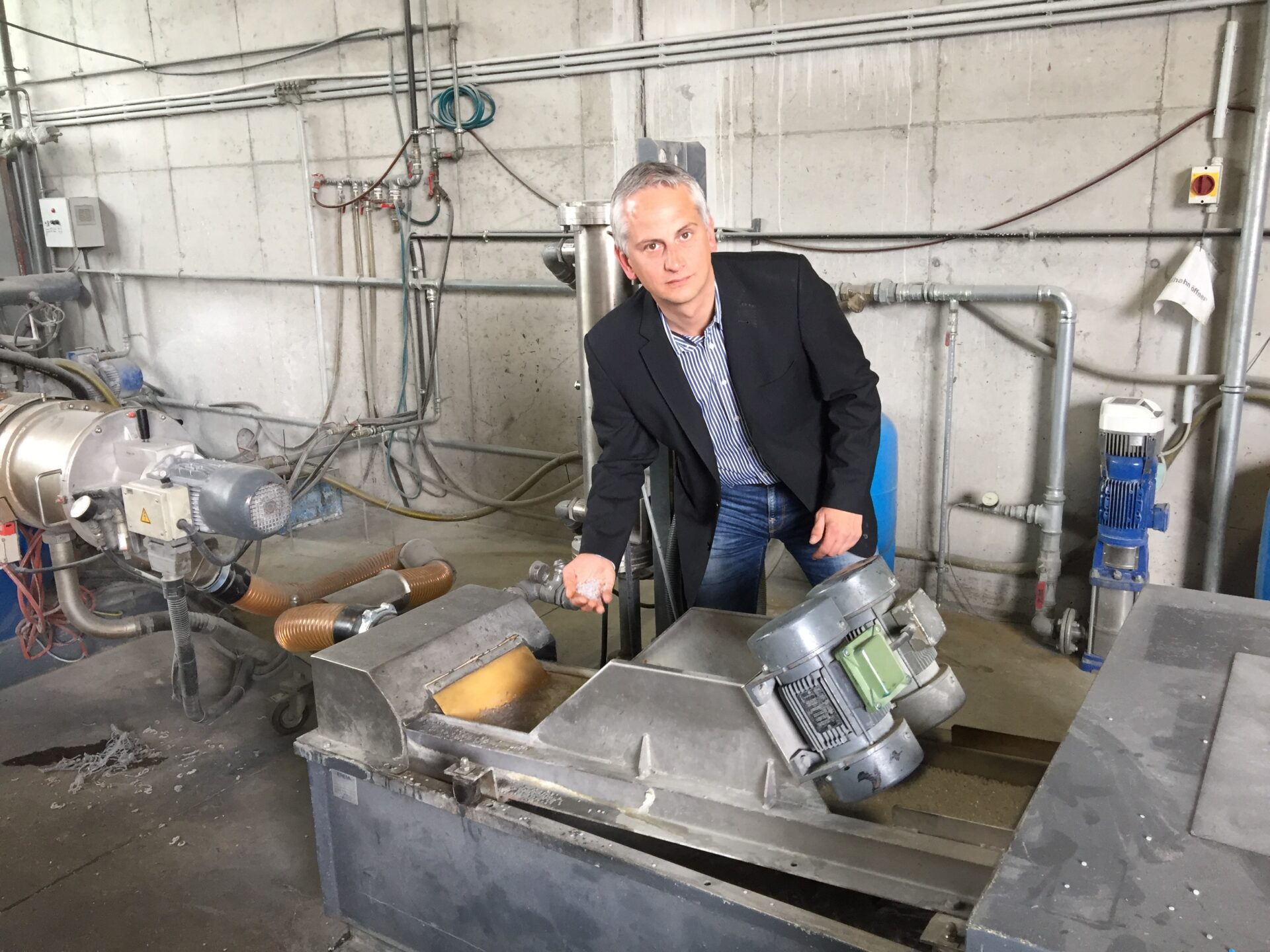 An der Nutzbarmachung des Polystyrol-Anteils wird weiter gearbeitet: Hans Grubmüller, Geschäftsführer von Innplast, bei der Besichtigung des PS-Granulats an der Extrusion. Bild: Innplast