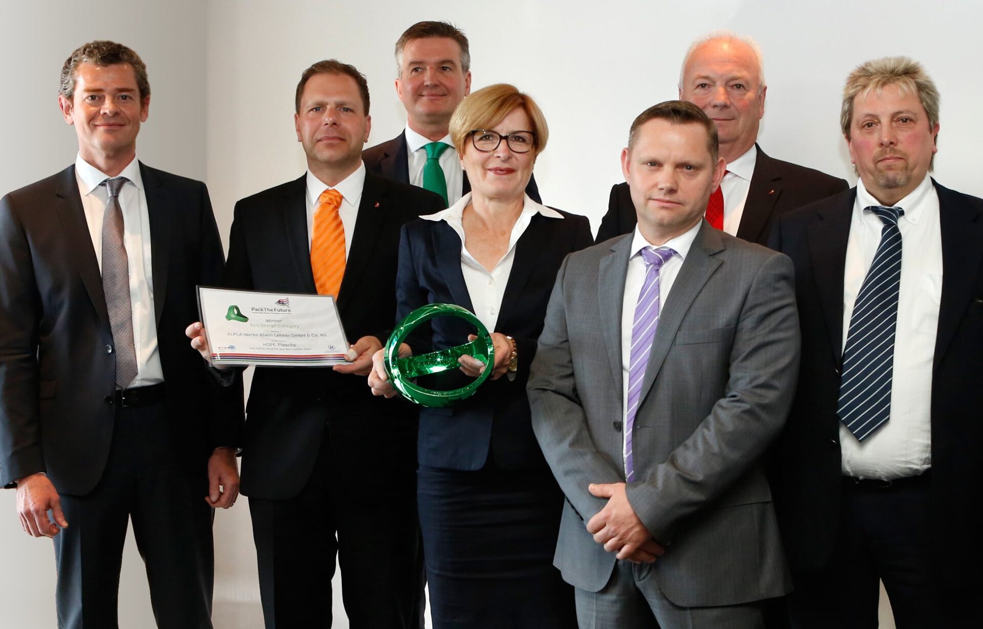 PackTheFuture-Award für die Recyclat-Initiative: Vertreter von ALPLA und Werner & Mertz nahmen den Preis in der Kategorie „Ecodesign“ entgegen. Foto: Messe Düsseldorf / ctillmann