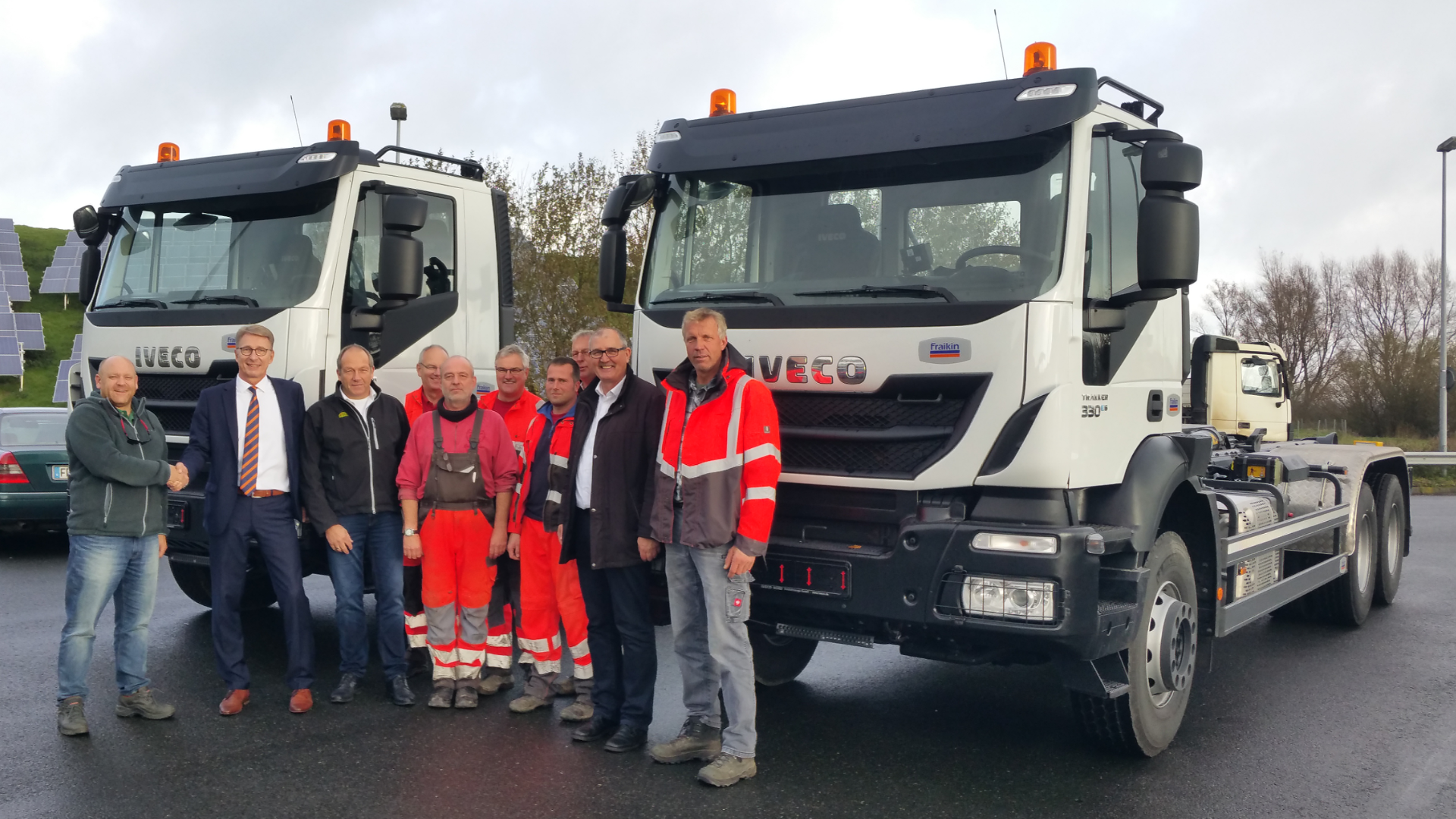Mario Lehmann, Abfallwirtschaftszentrum Friesland/Wittmund (links) und Torsten Lau, Fraikin Deutschland (2. v. l.) bei der Fahrzeugübergabe (Foto: Fraikin Deutschland GmbH)