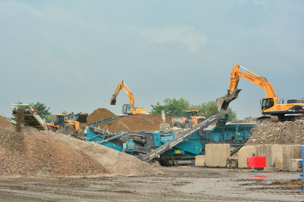 Auf dem 22.000 Quadratmeter großen Firmengelände von HDB in Hünxe arbeiten 10 Hyundai-Bagger und Radlader. (Foto: Hyundai Baumaschinen Nord GmbH)