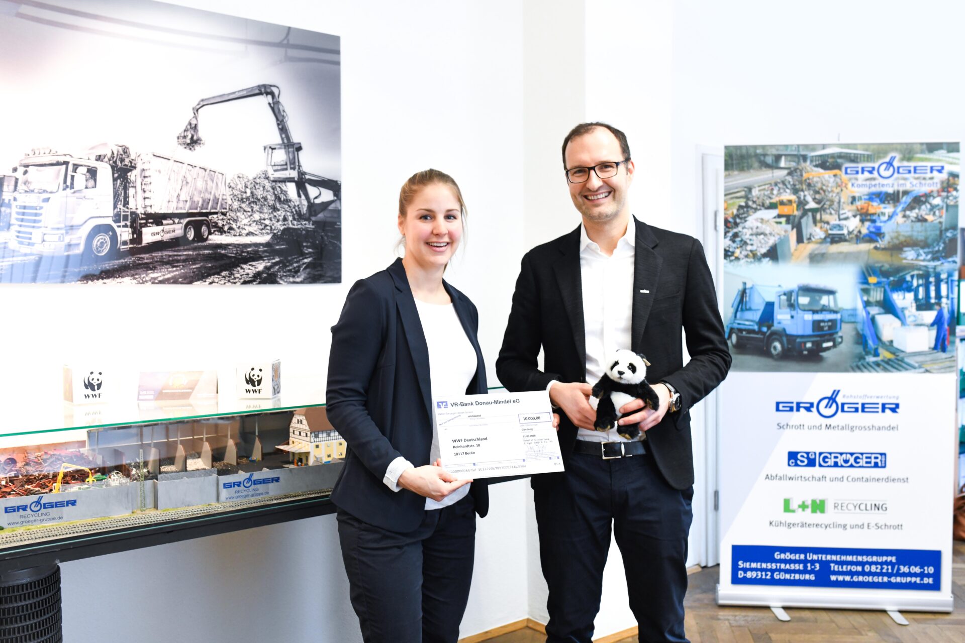 v. l. Anna Zorbach (WWF), Lars Gröger (Geschäftsführer Rohstoffverwertung Gröger) Foto: Rohstoffverwertung Gröger GmbH & Co. KG