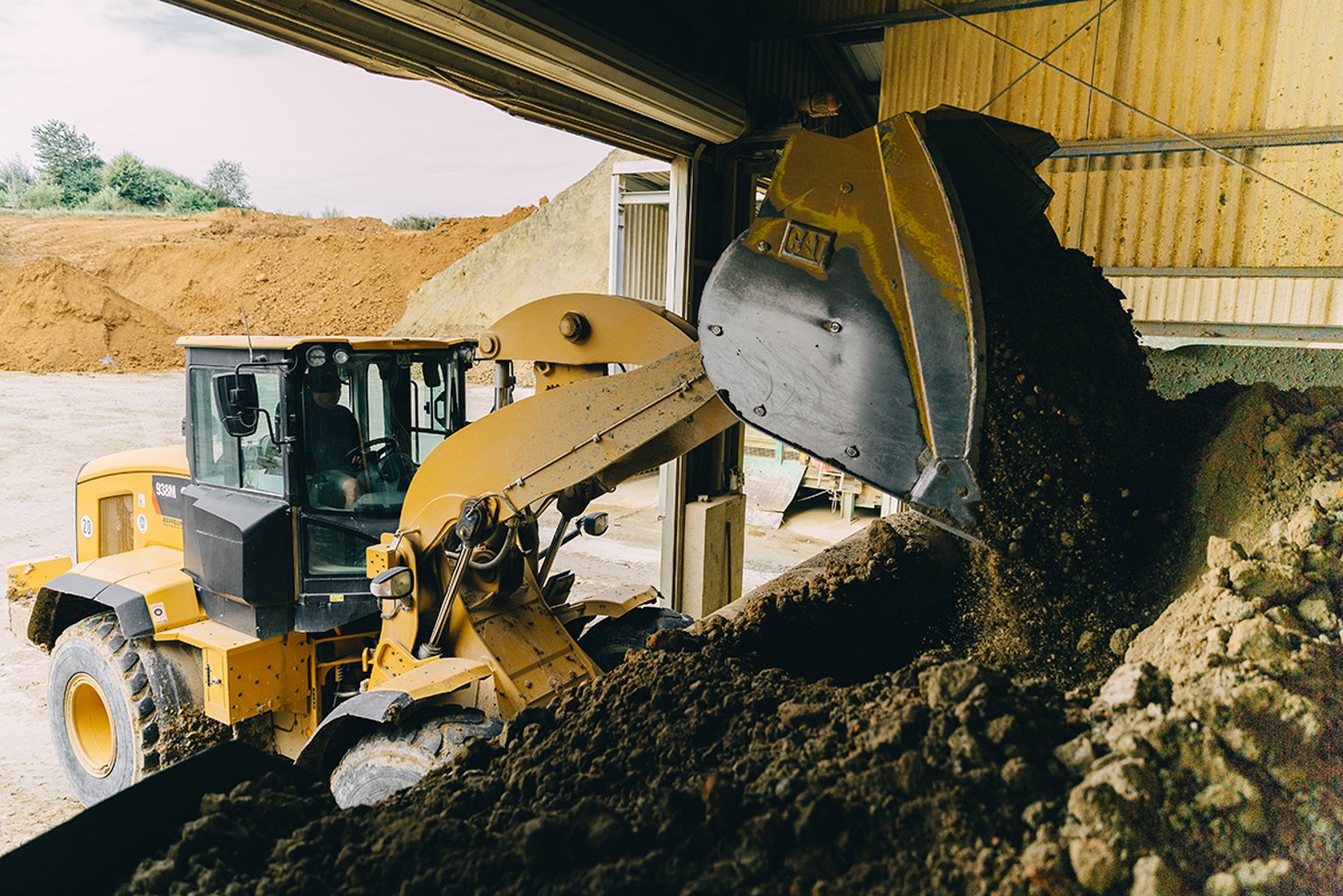 Beim Hausbau fallen oft große Mengen Erde an, die aufwendig entsorgt werden müssen. Leipfinger-Bader nutzt solche Aushübe oft als zusätzliche Ressource für die Ziegelproduktion. (Foto: Leipfinger-Bader)