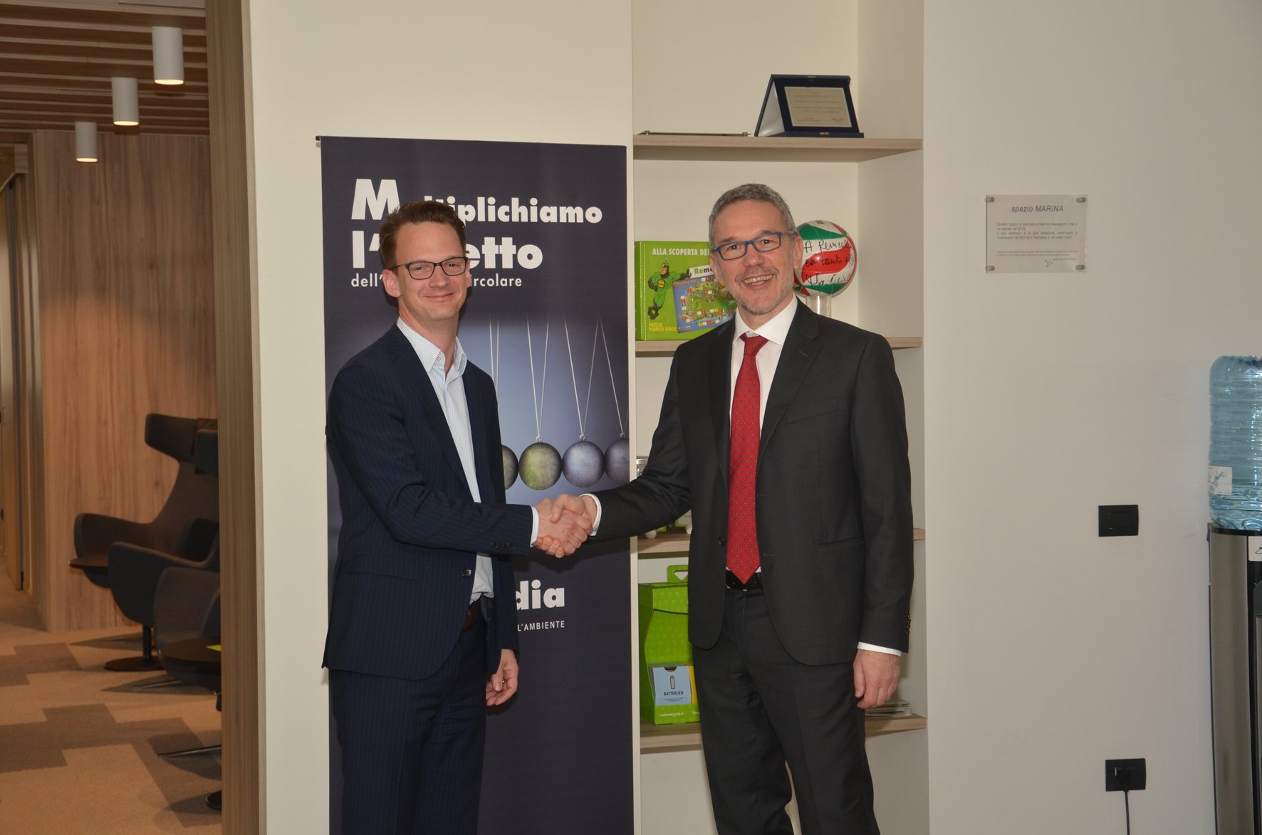Martin Ulke, Geschäftsführer INTERSEROH Austria GmbH, und Danilo Bonato, Vorstand REMEDIA, anlässlich der Vertragsunterzeichnung (Foto: ALBA Group)