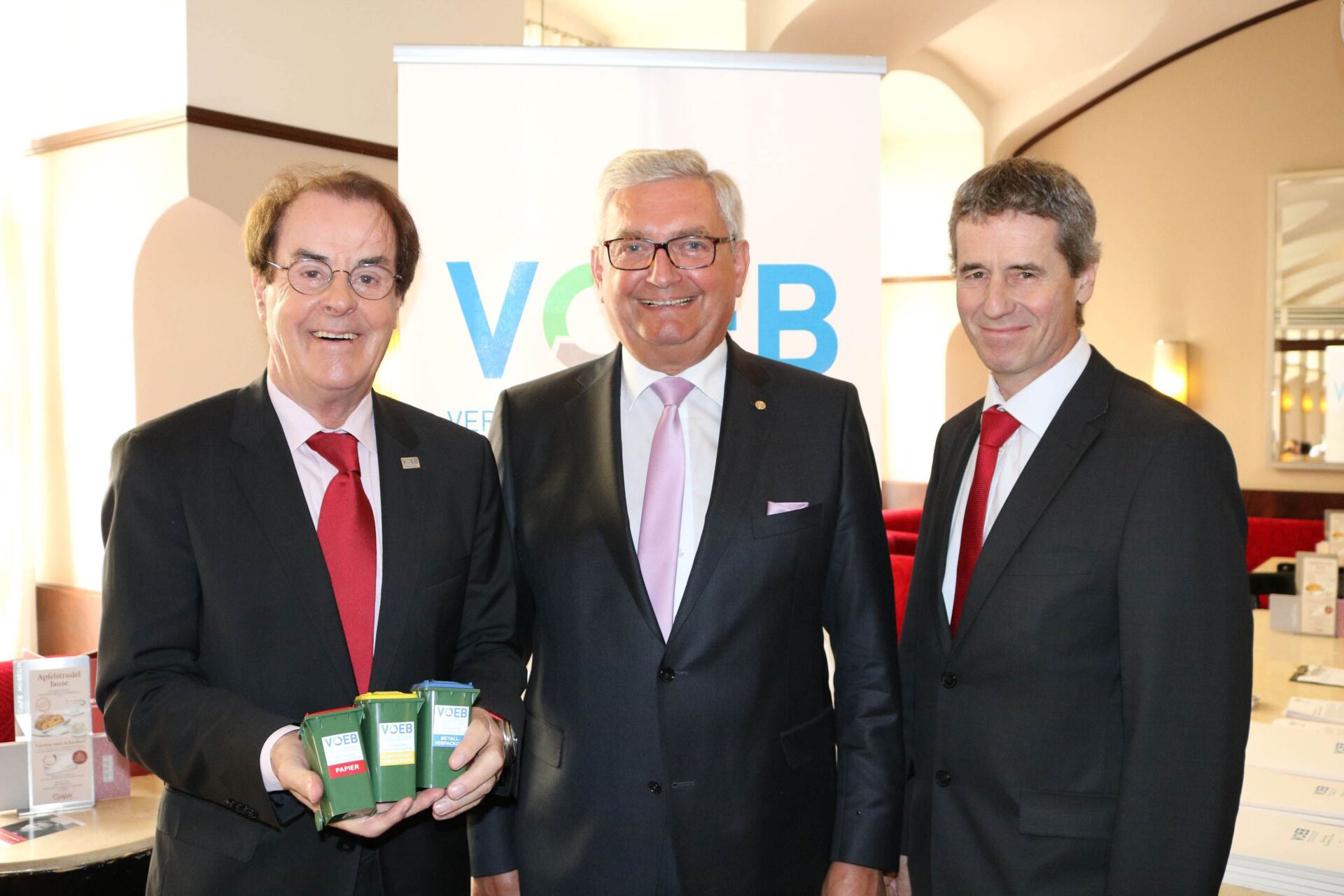 V. l. n. r.: Hans Roth (VOEB), Alfred Riedl (Österreichischer Gemeindebund), Christian Holzer (BMNT) (Foto: VOEB)