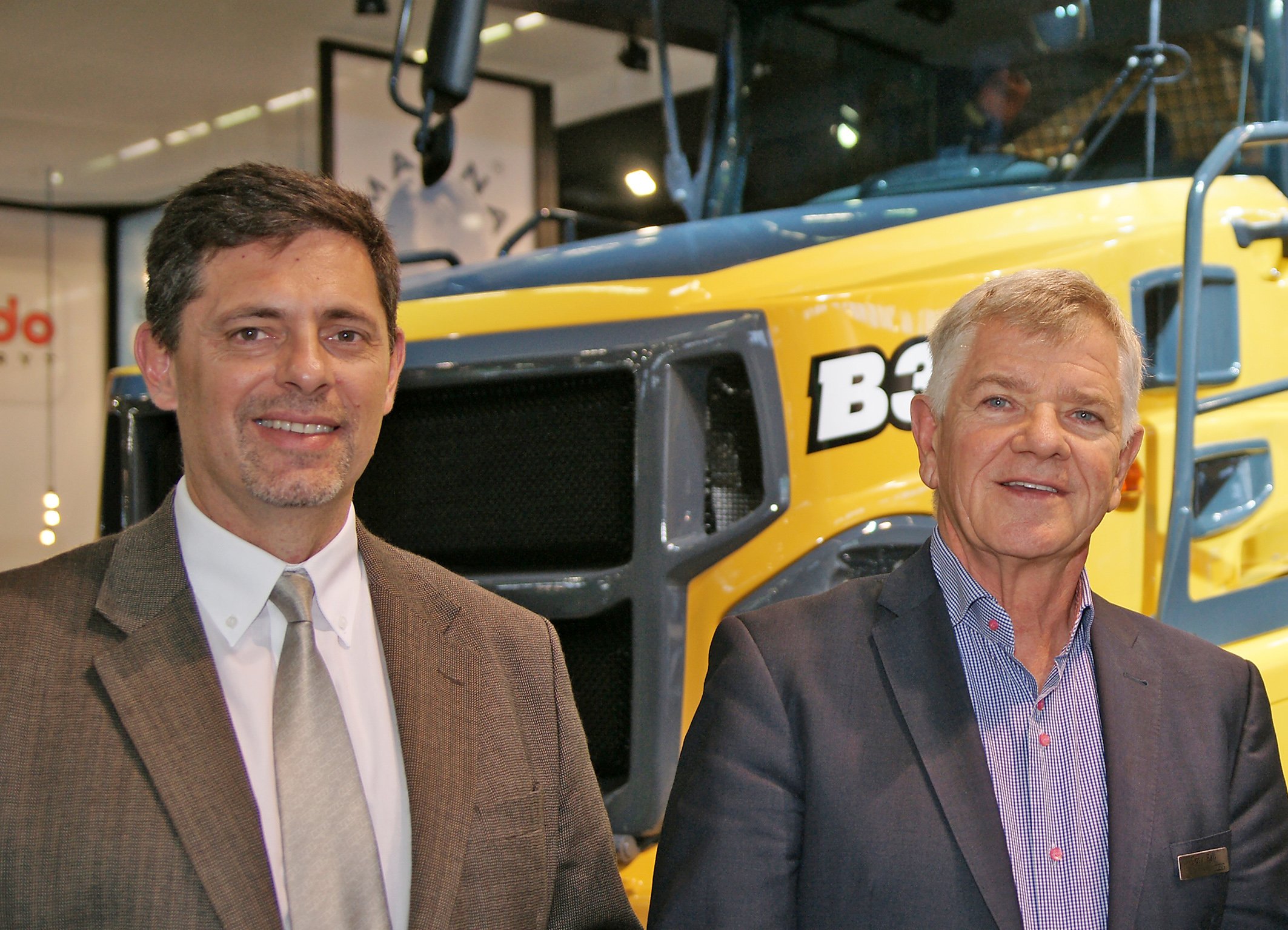 SONY DSC Stabwechsel bei Bell Equipment: Zum 1. Juni übernahm Leon Goosen (li.) den Vorstandsvorsitz von Gary Bell, der als Präsident in den Aufsichtsrat der Bell-Gruppe wechselt. (Foto: Bell Equipment)