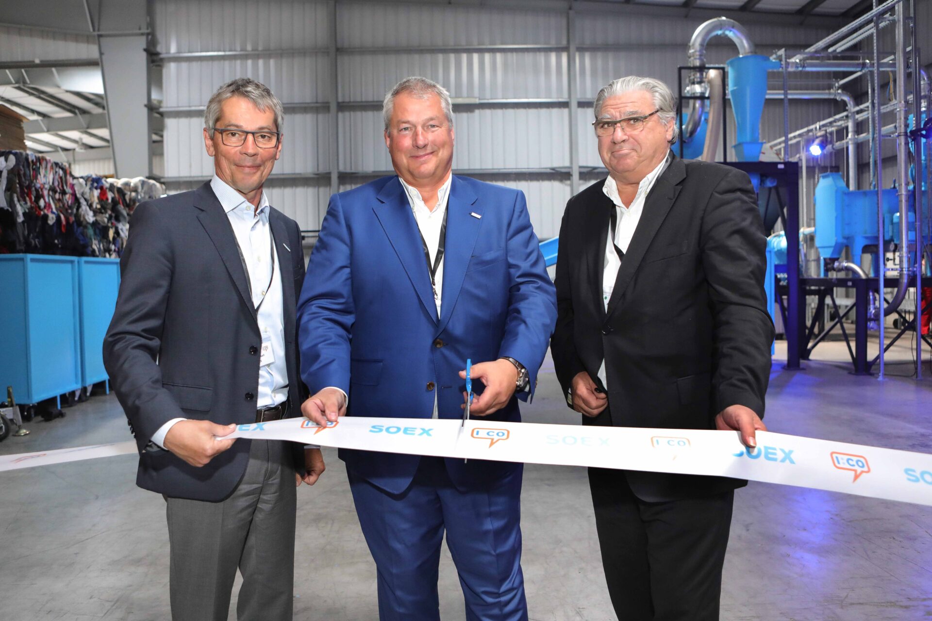 V. l. n. r.: Rainer Gsell, Chief Operating Officer Soex TVG, Axel Buchholz, Chief Executive Officer Soex TVG und I:Collect, Alain Claudot, Directeur Général Eco TLC bei der Einweihung der neuen Schuhrecyclinganlage in Wolfen-Bitterfeld am 6. Juni 2018 (Foto: SOEX)