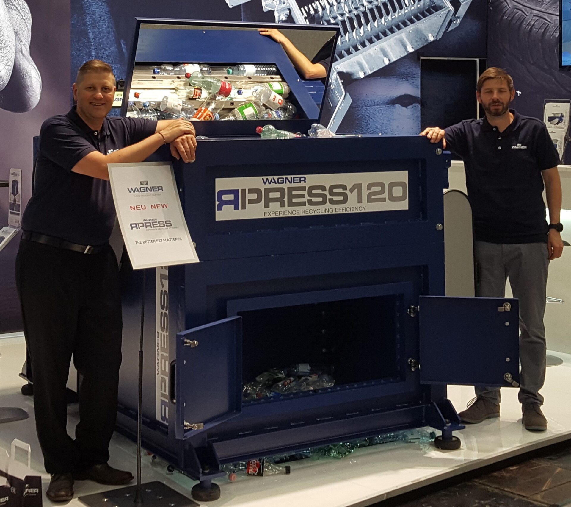 Andreas und Alexander Wagner mit RPRESS 120 (Foto: Wagner Maschinenbau)