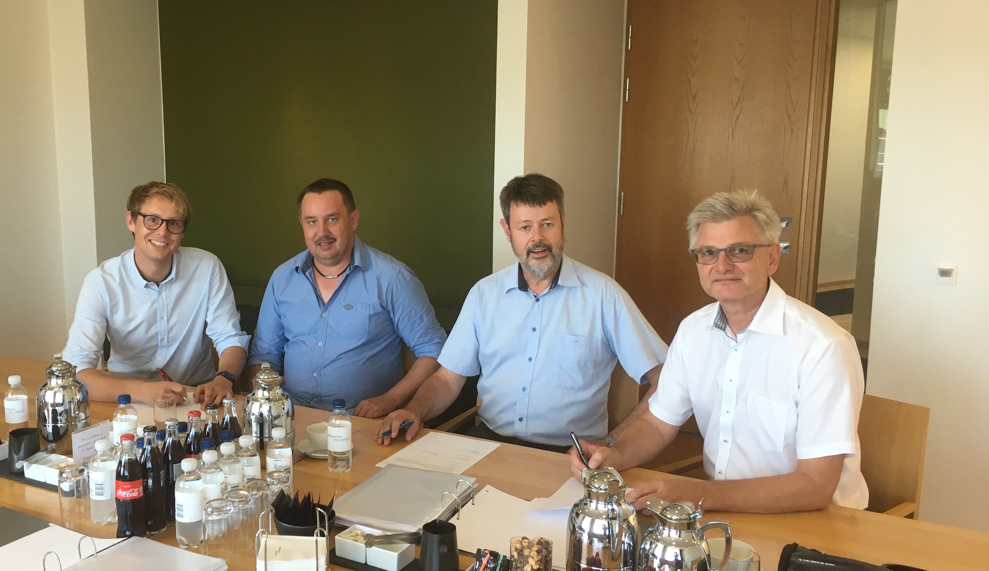 B01a_RUF_ÜbernahmeNielsen V. l. n. r.: Roland Ruf und Wolfang Ruf, beide Geschäftsführer und 50 Mitinhaber von RUF Brikettiersysteme, haben die Übernahmeverträge ebenso unterzeichnet wie Mogens S. Knudsen und Henning M. Larsen, bisherige Inhaber von C.F. Nielsen. Gemeinsam freuen sie sich, dass damit zwei Unternehmen unter einem Dach vereint sind, die gleiche Philosophien und Werte teilen. (Foto: Ruf)