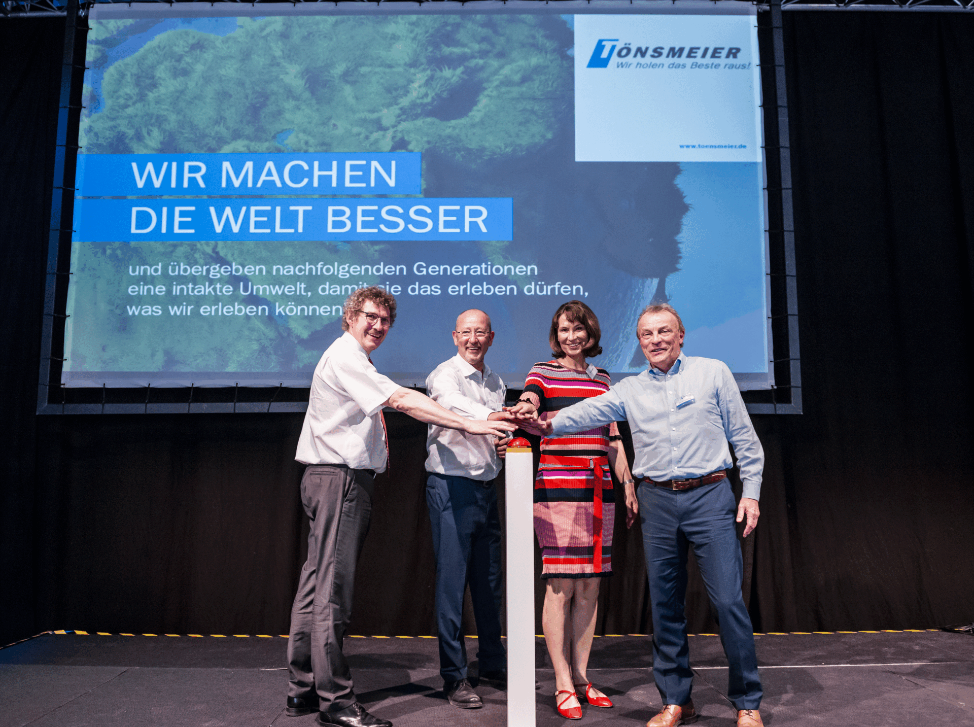 Ressourcenschutz ist das gemeinsame Ziel (v. l.): Frank Doods, Staatssekretär im Niedersächsischen Ministerium für Umwelt, Energie, Bauen und Klimaschutz, Hartmut Winck, Geschäftsführer der Tönsmeier Entsorgung Niedersachsen, Christine Karasch, Regionsrätin und Dezernentin für Umwelt, Planung und Bauen der Region Hannover, und Bernd Ranneberg, Geschäftsführer der Tönsmeier Gruppe. (Foto: Tönsmeier)
