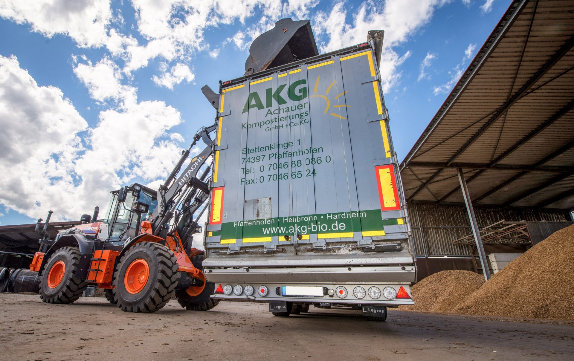 Auskipphöhe über vier Metern, Kraft und hohe Geschwindigkeit sorgen dafür, dass der Hitachi ZW180PL-6 seinen Aufga-ben gewachsen ist. Foto: Kiesel GmbH