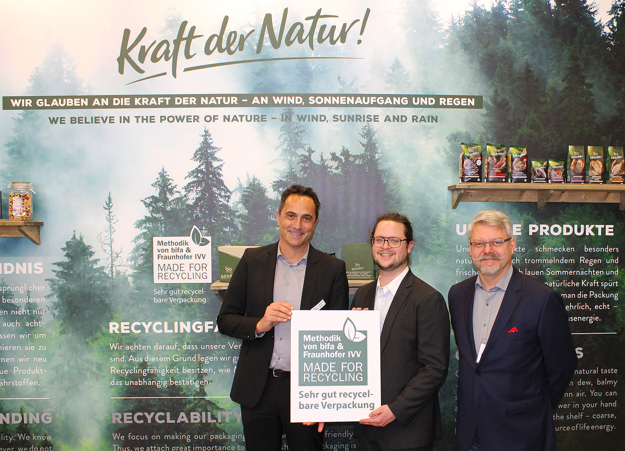 Pressefoto Bio-Zentrale Übergabe Made for Recycling-Siegel vlnr Johannes Mauss(Bio-Zentrale) Jul