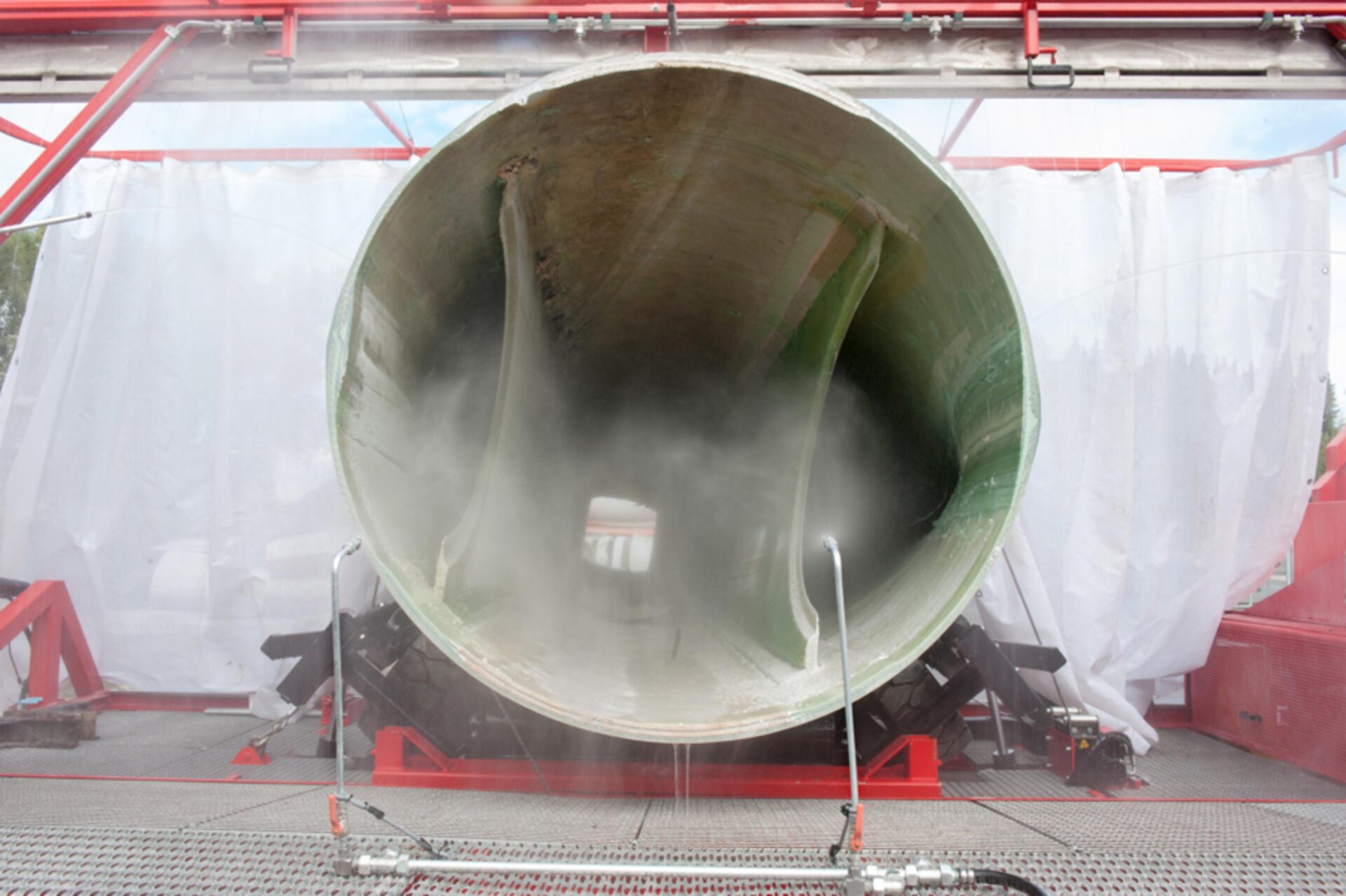 Mit einer mobilen Rotorblattsäge ist Veolia in der Lage, die Rotorblätter vor Ort im Windpark zu zerlegen. Dieses patentierte Verfahren ermöglicht eine ganzheitliche Entsorgung: von der Zerkleinerung der Blätter am Anfallort bis hin zur Verwertung. Bild: Veolia