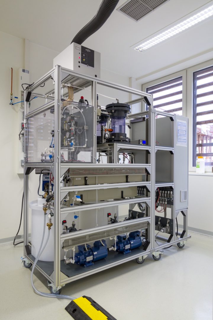 Der im CELBICON-Projekt am Fraunhofer IGB entwickelte Elektrolyseur synthetisiert AmeisensÃ¤ure aus atmosphÃ¤rischem CO2. Bild: Fraunhofer IGB