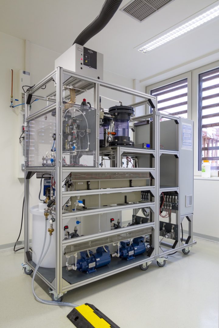 Der im CELBICON-Projekt am Fraunhofer IGB entwickelte Elektrolyseur synthetisiert Ameisensäure aus atmosphärischem CO2. Bild: Fraunhofer IGB