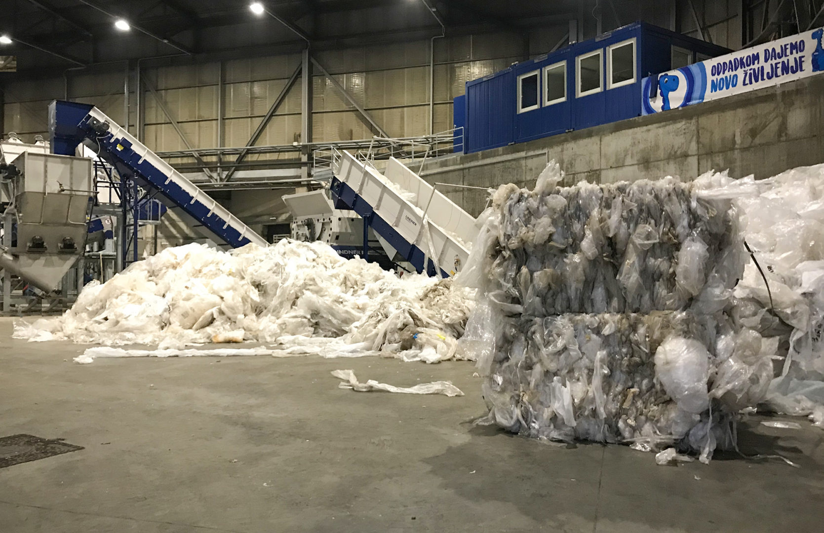 Bei Dinos werden ca. 8-12 Tonnen Regranulat pro 8-Stunden-Schicht aufbereitet. Bild: Lindner Recyclingtech