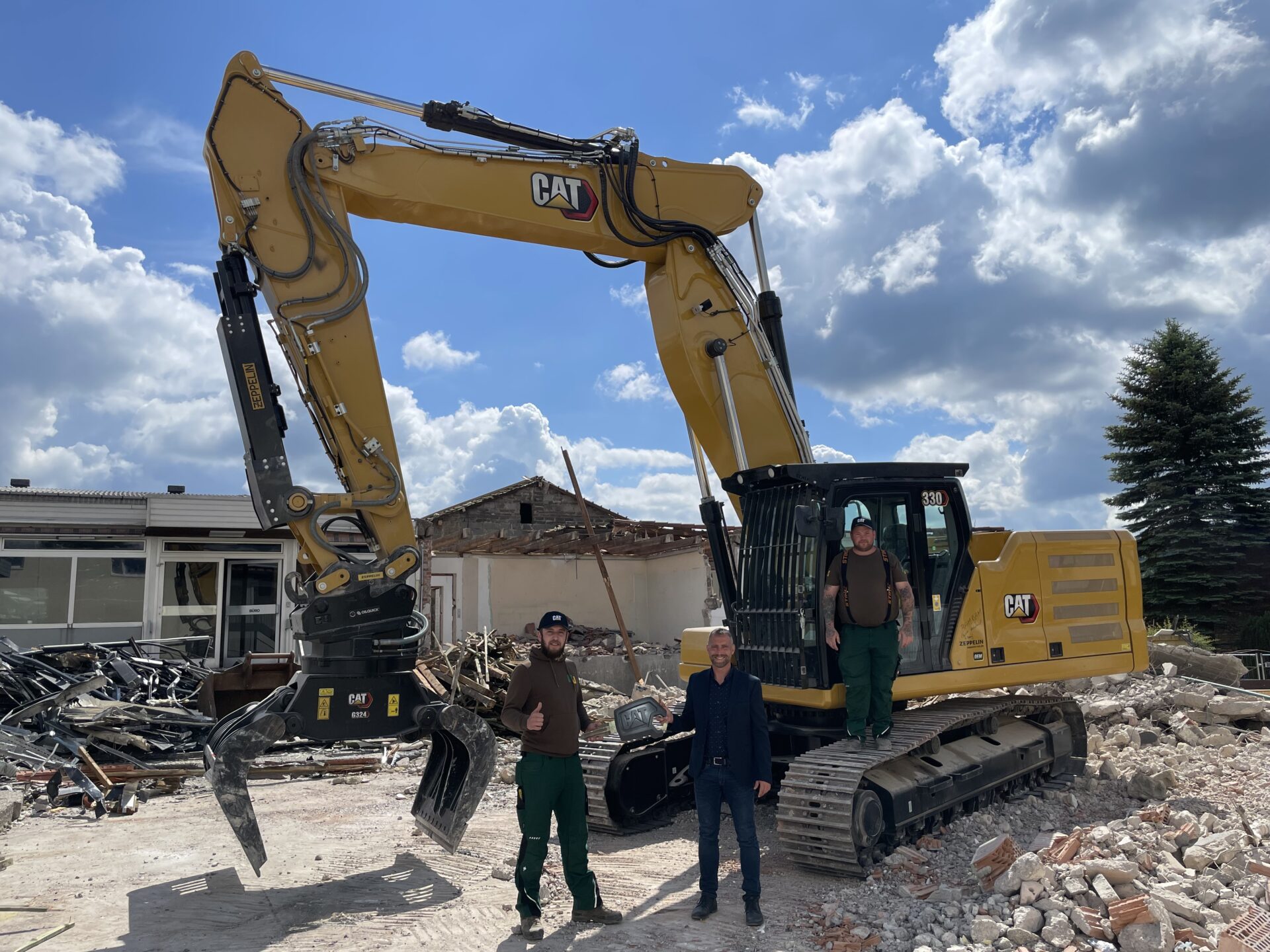 Manstein verstärkt Fuhrpark mit Cat 330 VAH