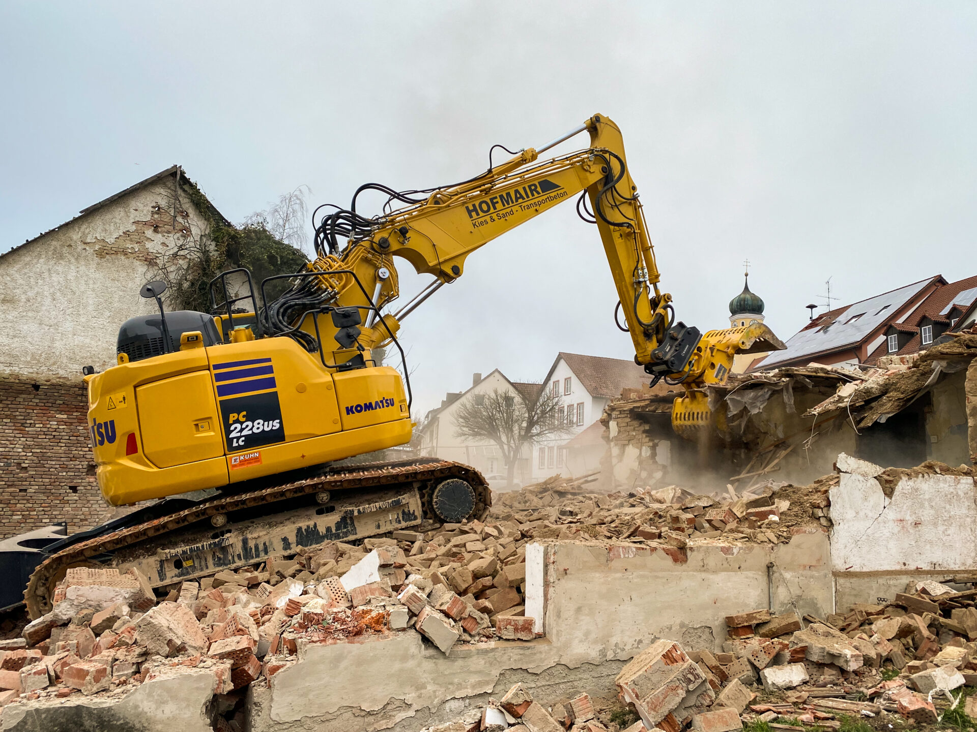 Professionelle Abbrucharbeiten mit Komatsu-Bagger