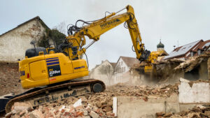 Professionelle Abbrucharbeiten mit Komatsu-Bagger