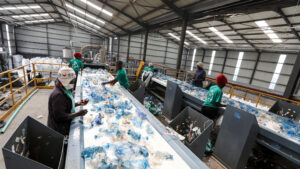 Erste Bottle-to-Bottle-Recyclinganlage in Kenia