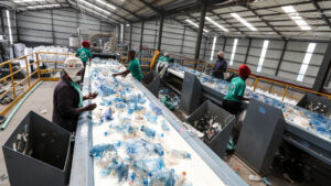 Erste Bottle-to-Bottle-Recyclinganlage in Kenia