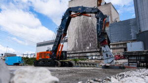 Einer der größten Abbruchbagger im Einsatz.