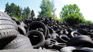 Illegales Altreifenlager mit 25.000 Reifen entdeckt