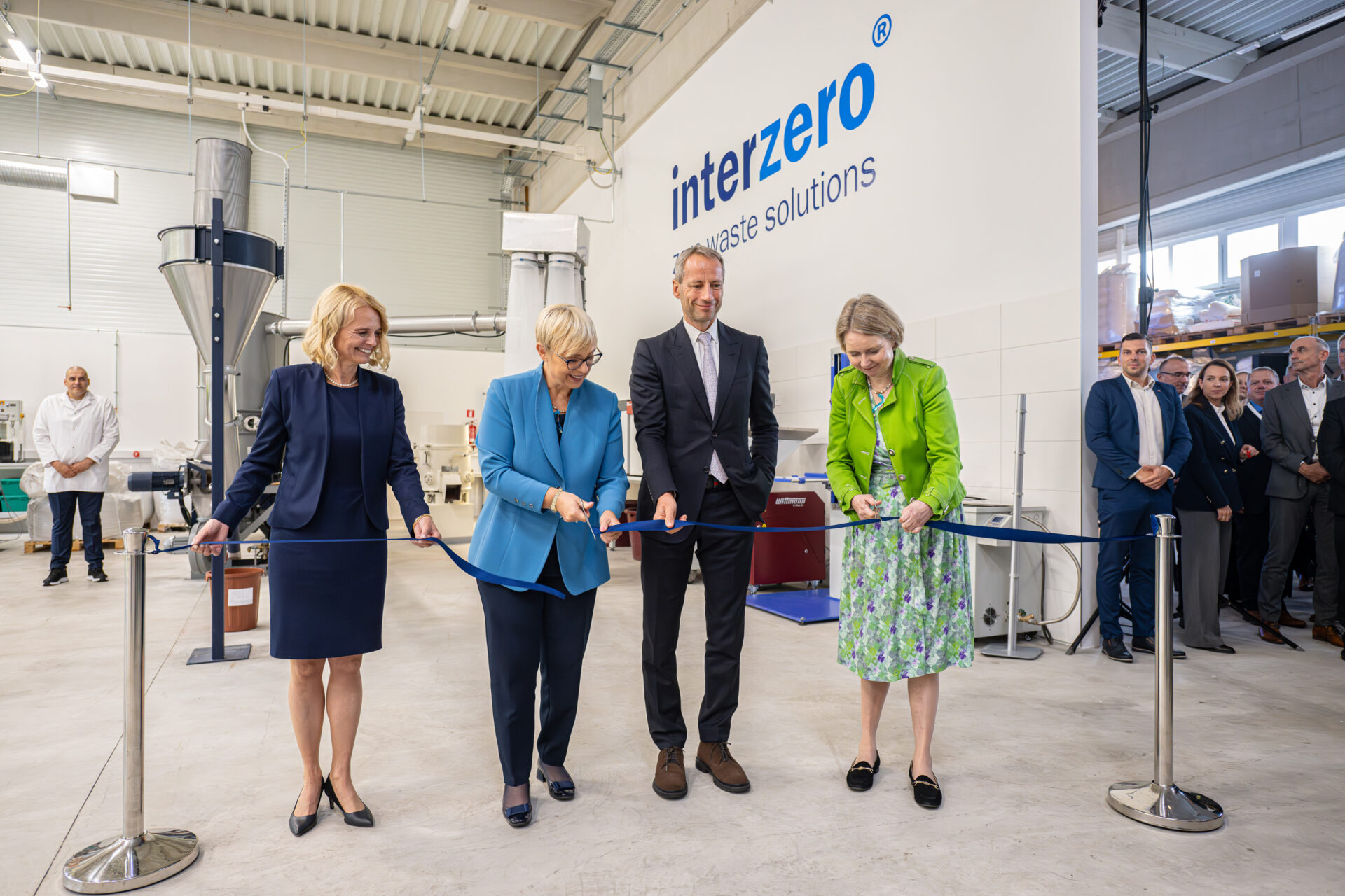 Interzero Plastics Innovations feiert Einzug in neue Labor- und Büroräume