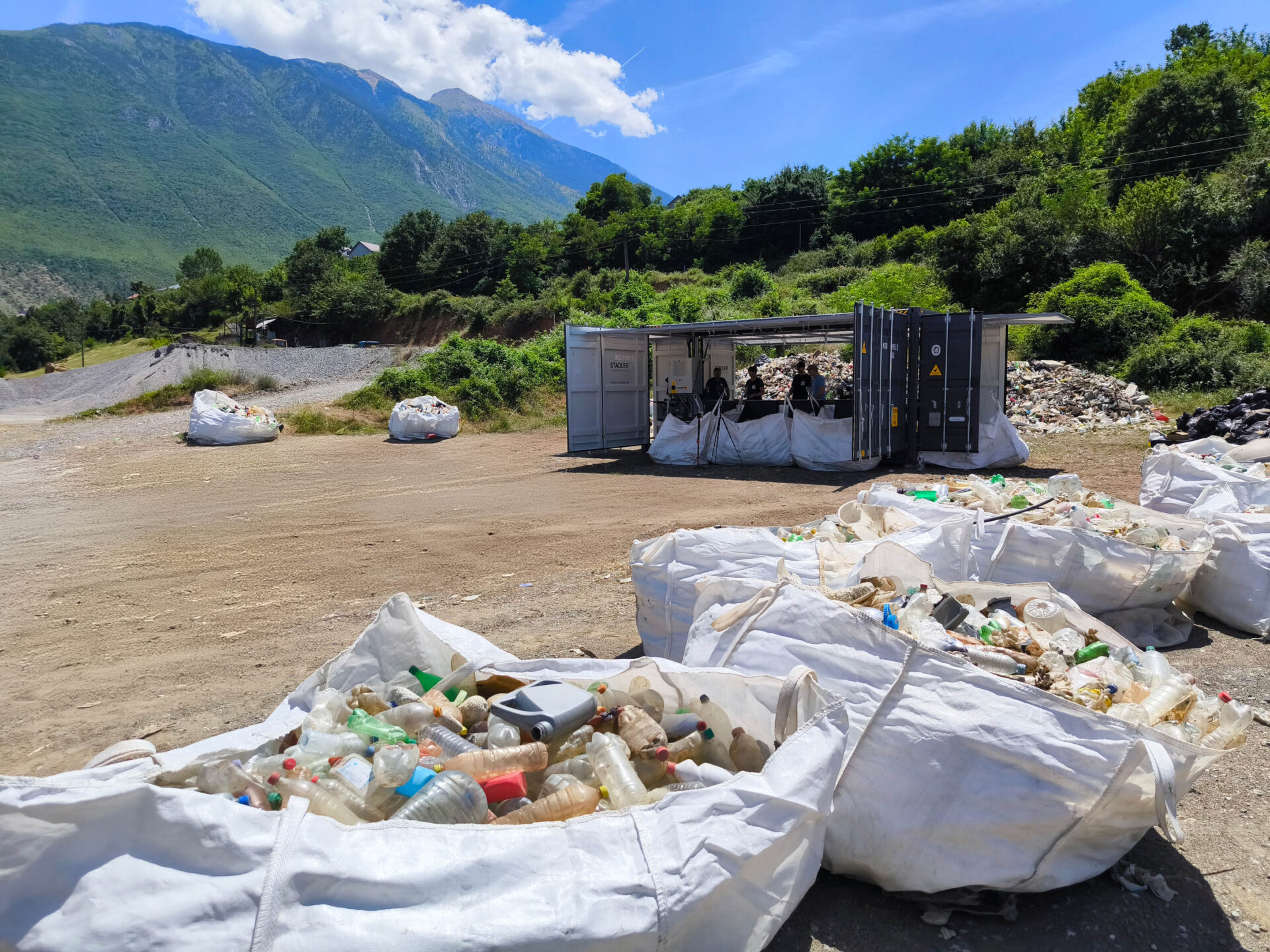 Mobiler Sortiercontainer zur Bekämpfung der Plastikverschmutzung in Flüssen