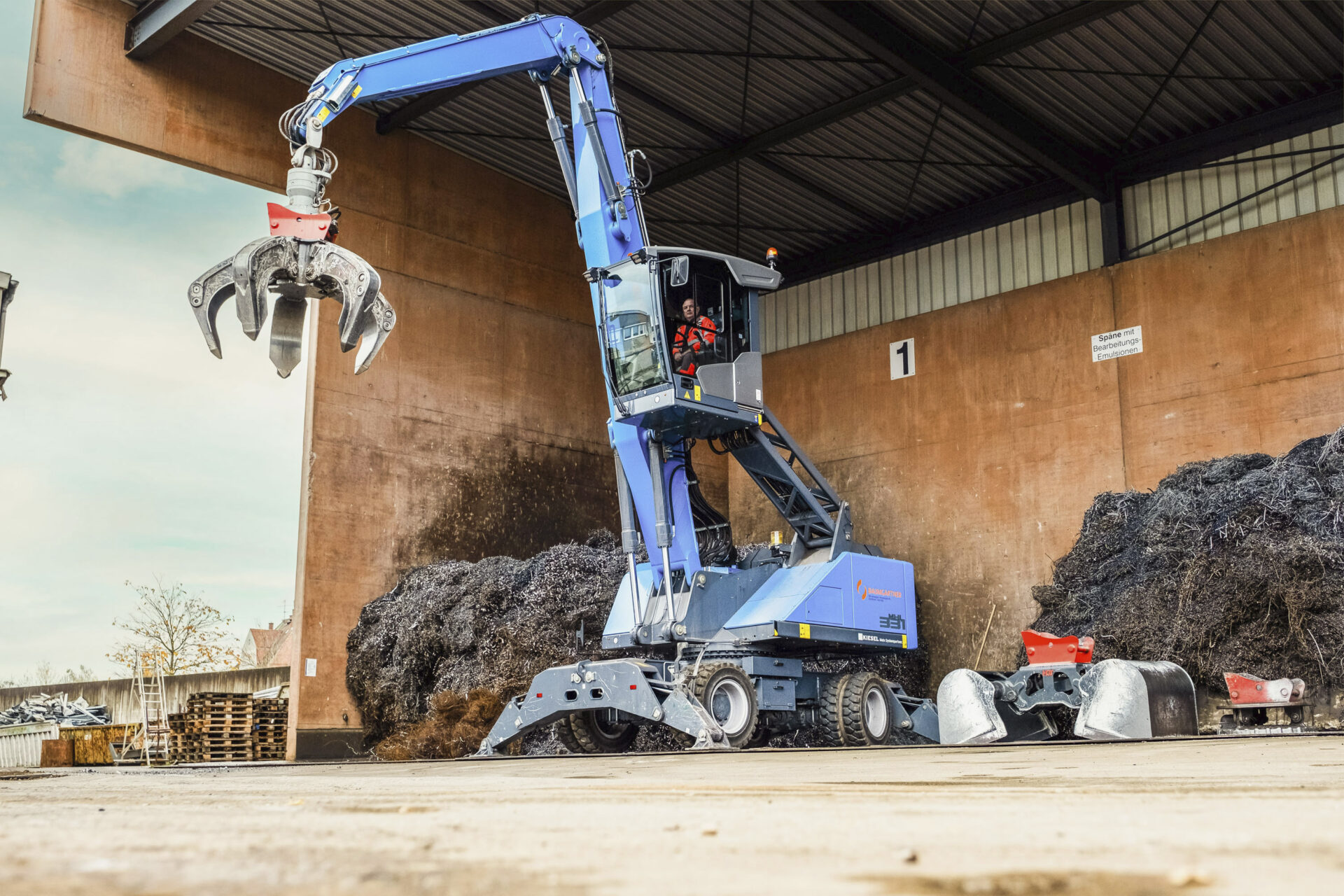 Fuchs MHL331F mit TQC-Schnellwechsler im Recyclingeinsatz