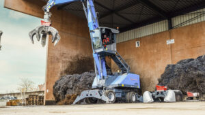 Fuchs MHL331F mit TQC-Schnellwechsler im Recyclingeinsatz