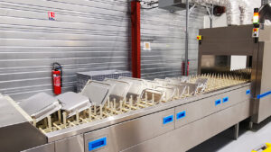 Uzaje eröffnet erstes europäisches Spülzentrum für die Wiederverwendung