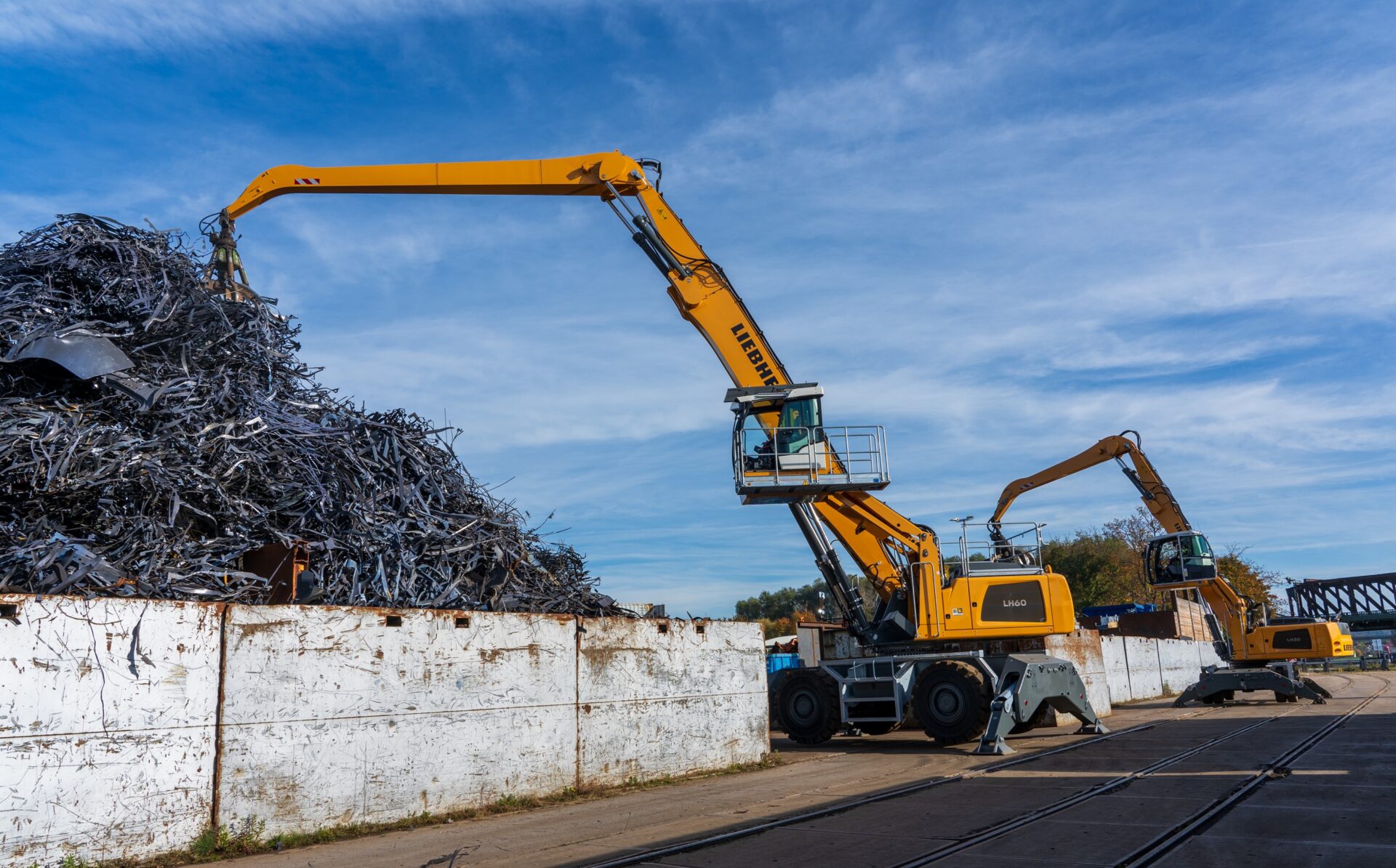 Drei Umschlagbagger für das Schrottrecycling