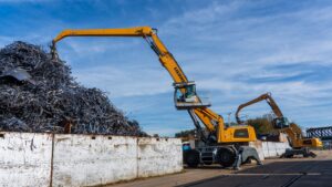 Drei Umschlagbagger für das Schrottrecycling