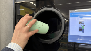 Rückgabe von Mehrwegbechern in Berliner Rewe-Märkten