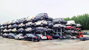 Auto Pièces lagert Altfahrzeuge in Kragarmregalen