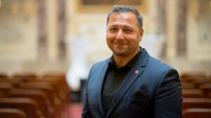 Murat Bayram, Präsident und Hauptgeschäftsführer beim VDM, im Porträt mit unscharfem Hintergrund