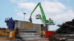 Effiziente Schrottverwertung mit Elektrobagger