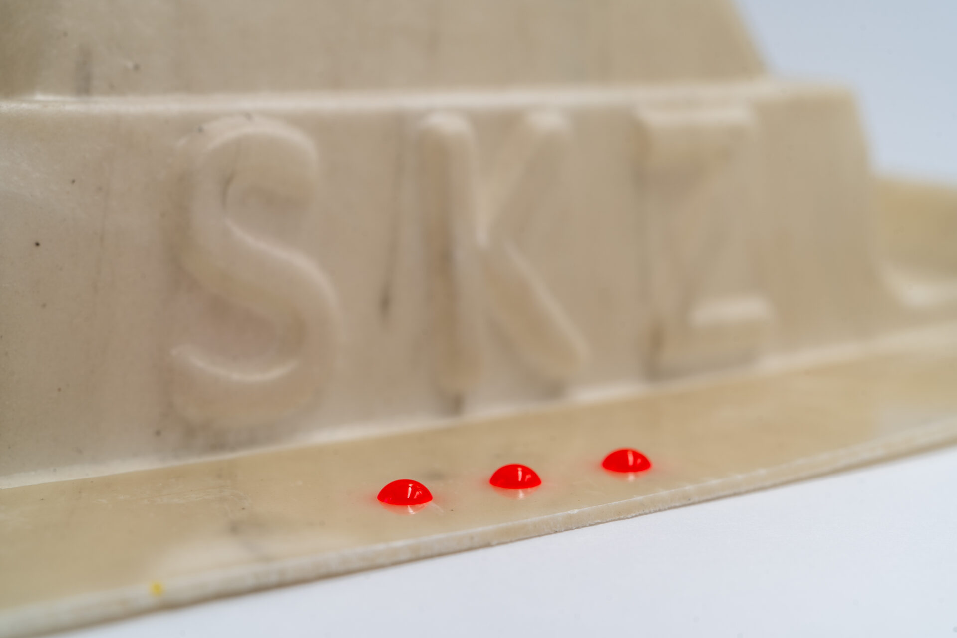 Analyse von Rezyklatoberflächen zum Kleben oder Lackieren im Fokus