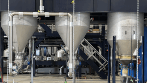 Blick in die neue Borealis-Compounding-Anlage in Beringen mit mehreren großen Edelstahltrichtern und Fördertechnik.