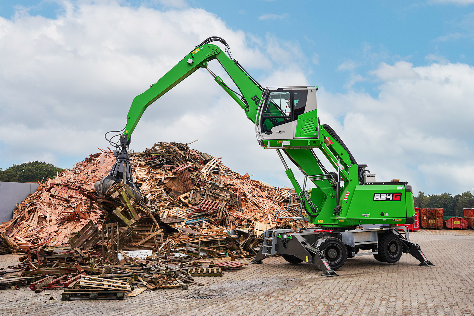 Mobilbagger von Sennebogen im Recyclingeinsatz