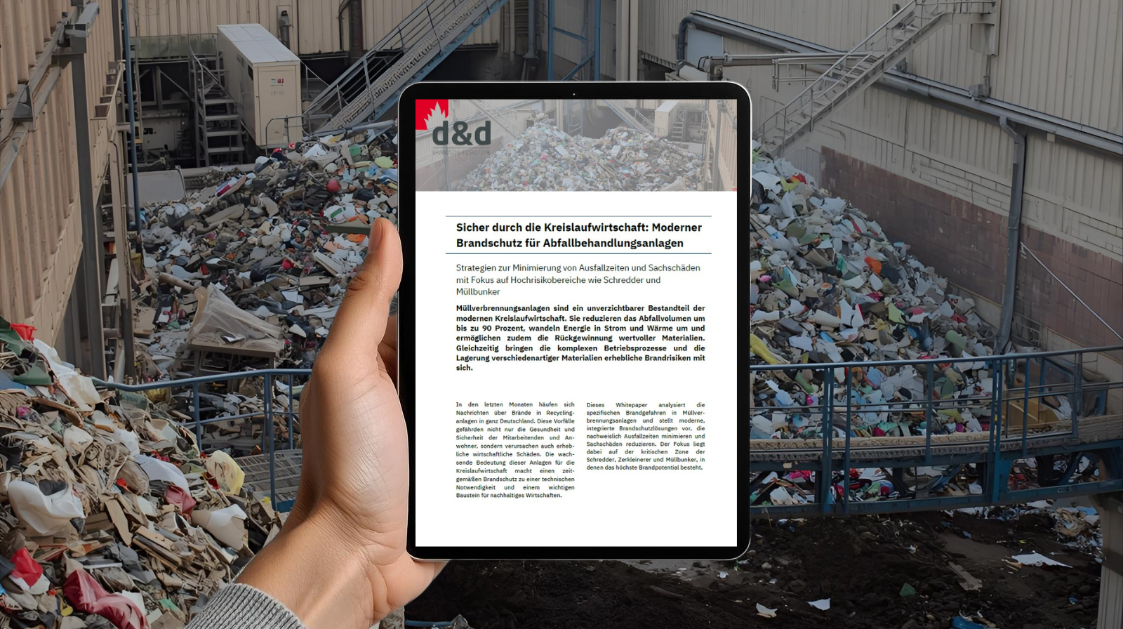 Eine Hand hält ein Tablet mit einem Whitepaper zum Brandschutz in Abfallbehandlungsanlagen. Im Hintergrund ist ein Müllbunker mit Abfällen zu sehen.
