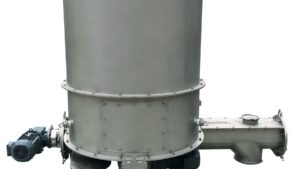 Industrieller Dosierer Mechatron FB von Coperion mit großem zylindrischem Trichter und seitlichem Antrieb, freigestellt vor weißem Hintergrund.