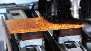 Eine Maschine verarbeitet recyceltes Holz zu einer neuen Spanplatte im Rahmen eines Forschungsprojekts.