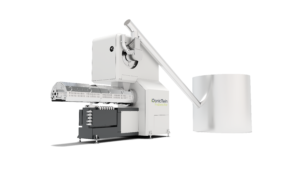 Maschine Iqonic Twin Predensifier von MAS und Siempelkamp, weißes Industriegerät für Recycling von Folien und Leichtstoffen, freigestellt vor schwarzem Hintergrund.