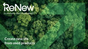 Luftaufnahme eines grünen Waldes mit dem Renew-Logo von Kimberly-Clark Professional und dem Slogan „Create new life from used products“.