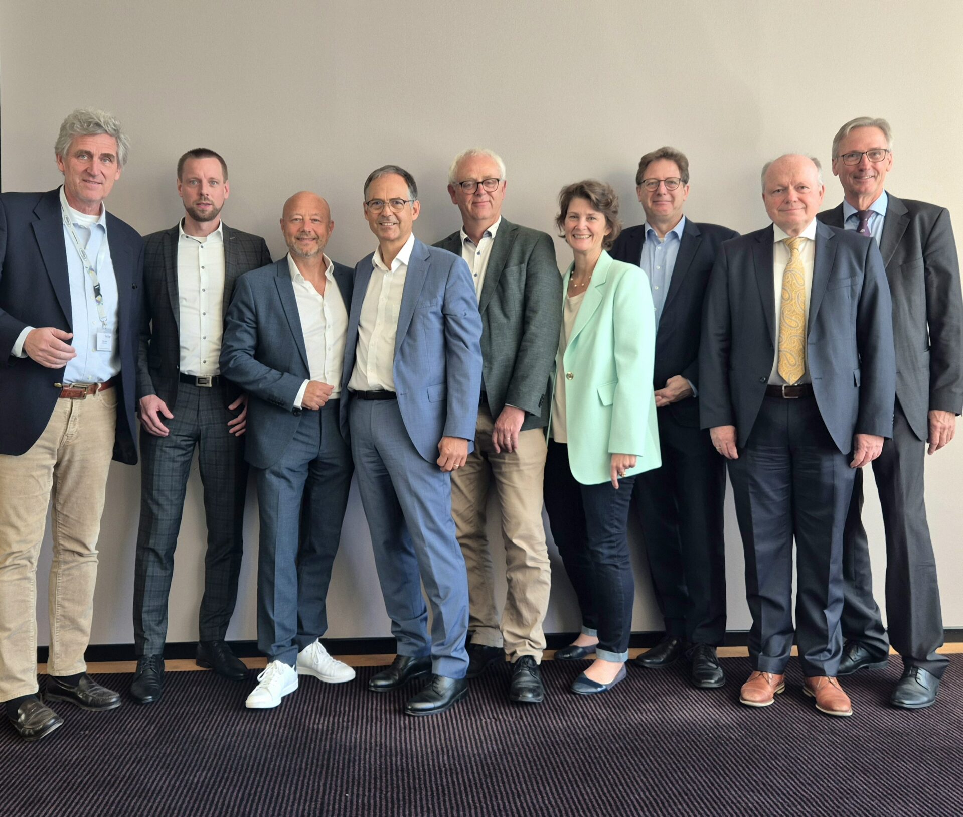 Gruppenfoto des neu gewählten Tecpart-Vorstands mit neun Personen in Business-Kleidung vor einer hellen Wand, aufgenommen bei der Mitgliederversammlung 2025 in Heilbronn.